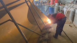 Výměna břitu čelního nakladače + vyvložkování korby damperu. Front loader cutting edge replacement.