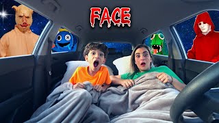 DORMIMOS NO CARRO COM OS FACE VILÕES RAINBOW FRIENDS AZUL BABÃO GREEN - BAD FACE MALVADO PEGOU O ZAP