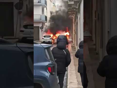 Video Auto prende fuoco allimprovviso: lautista scende per salvarsi, le fiamme avvolgono un altro mezzo