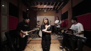 WEAK - SWV | Studio Live Session Cover By Camela Putri