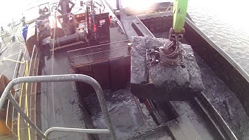 Sennebogen 870R with Kinshofer 6000 liter grab unloading motorfreighter 3:7