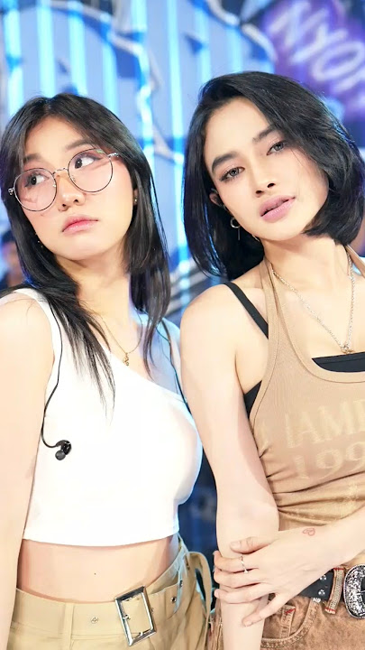 Biarkan aku jatuh cinta Pesona ku pada pandangan Saat kita jumpa ( ARLIDA PUTRI FEAT LEONA ZHEN )