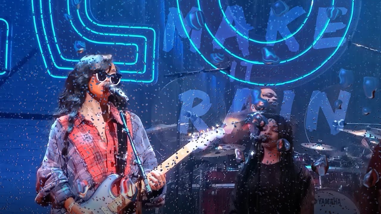 H.E.R. performs "Make it Rain"  live at Apollo