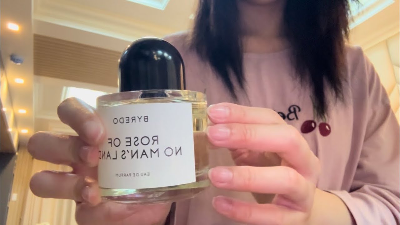 Helping you decide on what perfume to get 👱🏻‍♀️(TINGLY glass tapping and scratching) || Yelie Asmr