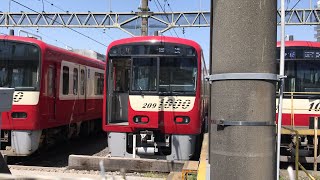 京急線5D回送1000形209〜216編成が金沢文庫検車区車止めに停車中！17デト11〜12形が冷房装置を積載しながら金沢文庫第2踏切を走行！