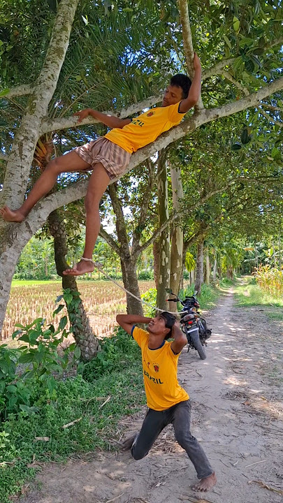 The boy's legs were also dragged away, and he was surprised to see what was behind him.