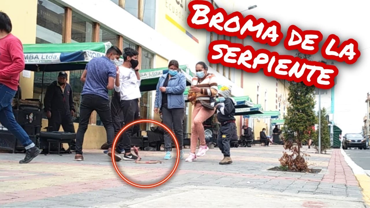 ¡ BROMA DE LA SERPIENTE! En la calle. Videos Graciosos