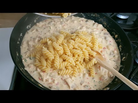 Vidéo: Que Cuisiner Pour Des Spaghettis Au Poulet, Fromage, Crème Sure Et Champignons