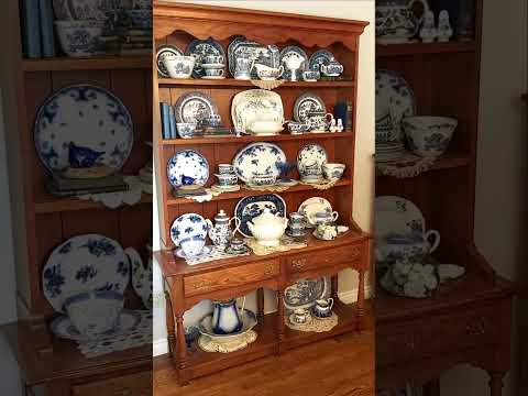 Blue Willow Display | A Quick View of my Blue Willow Collection #bluewillow #hutch #decor #vintage