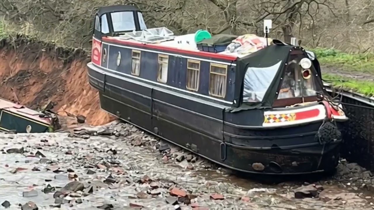 “Massive 50m Sinkhole SWALLOWS Canal Boats in UK — Major Incident Declared!” 
