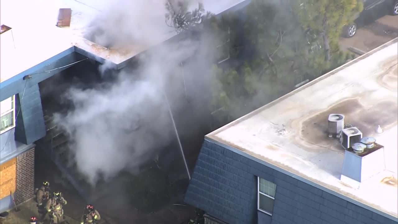 Crews battle flames at southwest Oklahoma City apartment complex - YouTube