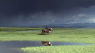 乌云密布压草原骑马快速经过视频