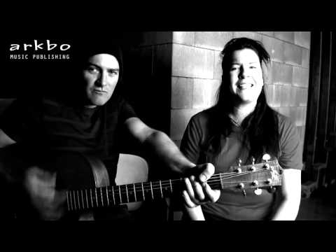 unsigned-artist---powerful-female-singer---acoustic-song---vocals-guitar---it's-not-easy