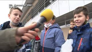 27 12 podela paketica u hali prvi dan
