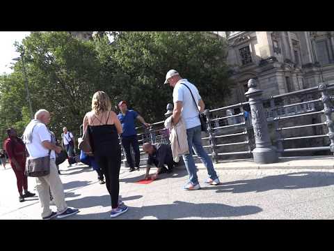 Shell-game scam in Berlin