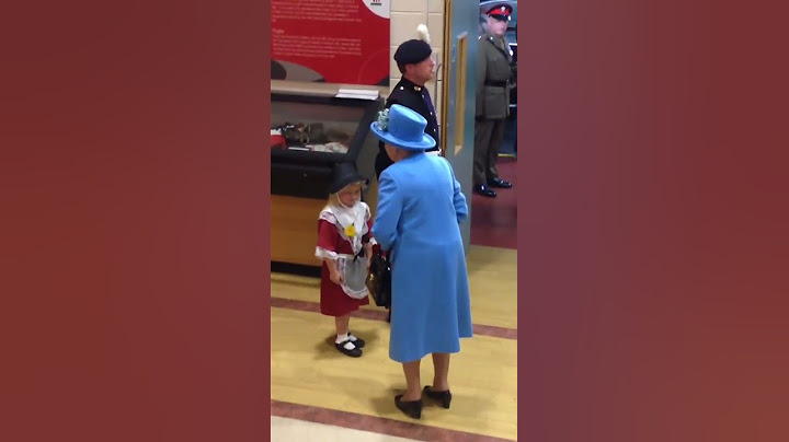 Security Guard hits a little girl in front of the Queen 😳