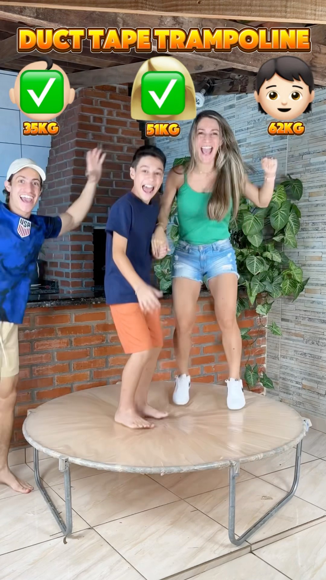 Será que os três vão cair do trampolim?!? #shorts #challenge