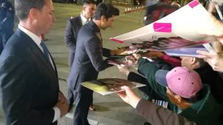 david schwimmer signing autographs for fans in hollywood