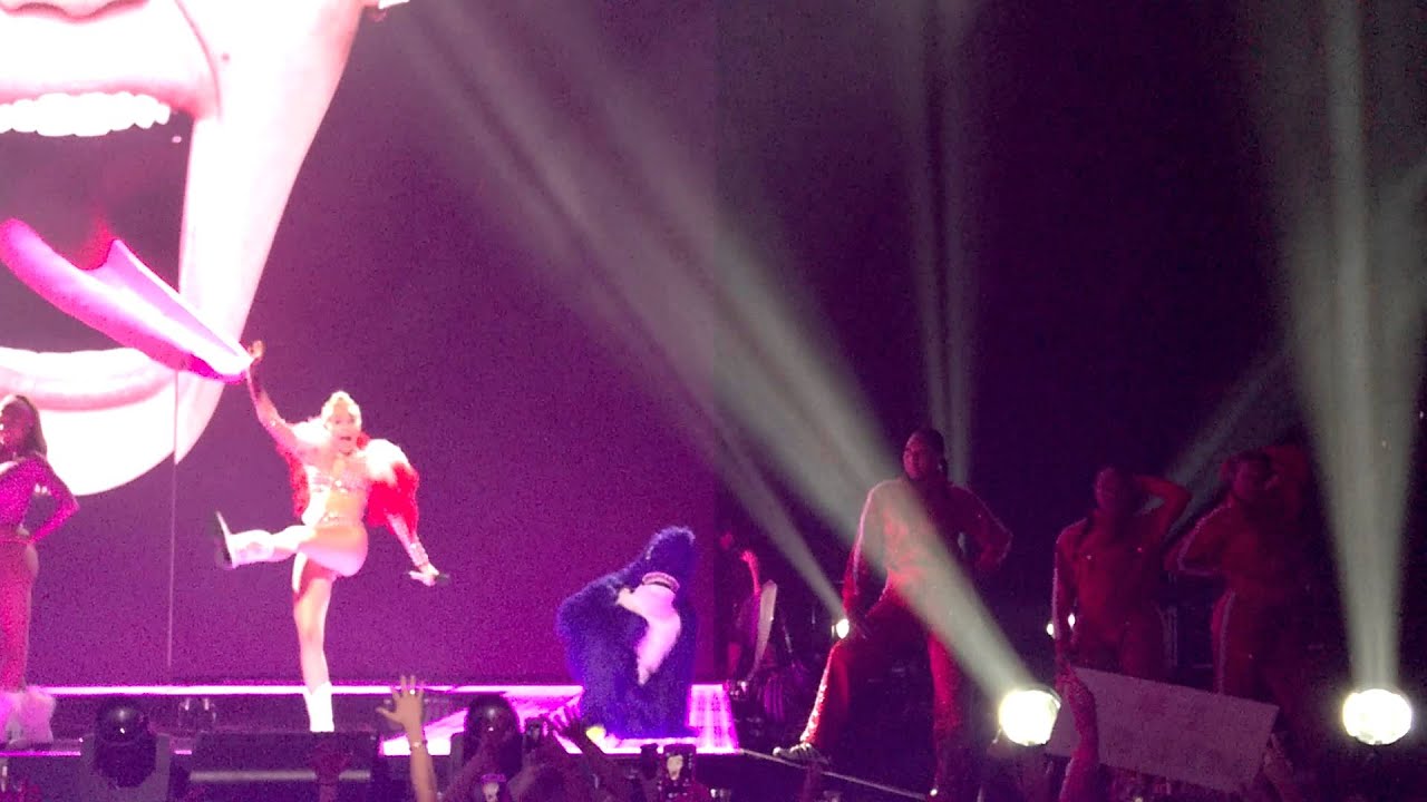 Miley Cyrus - SMS(Bangerz) Live at the Wells Fargo Center