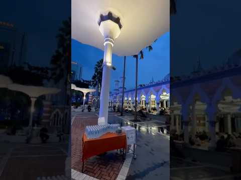 آذان المغرب والإفطار من مسجد جامع في كوالالمبور