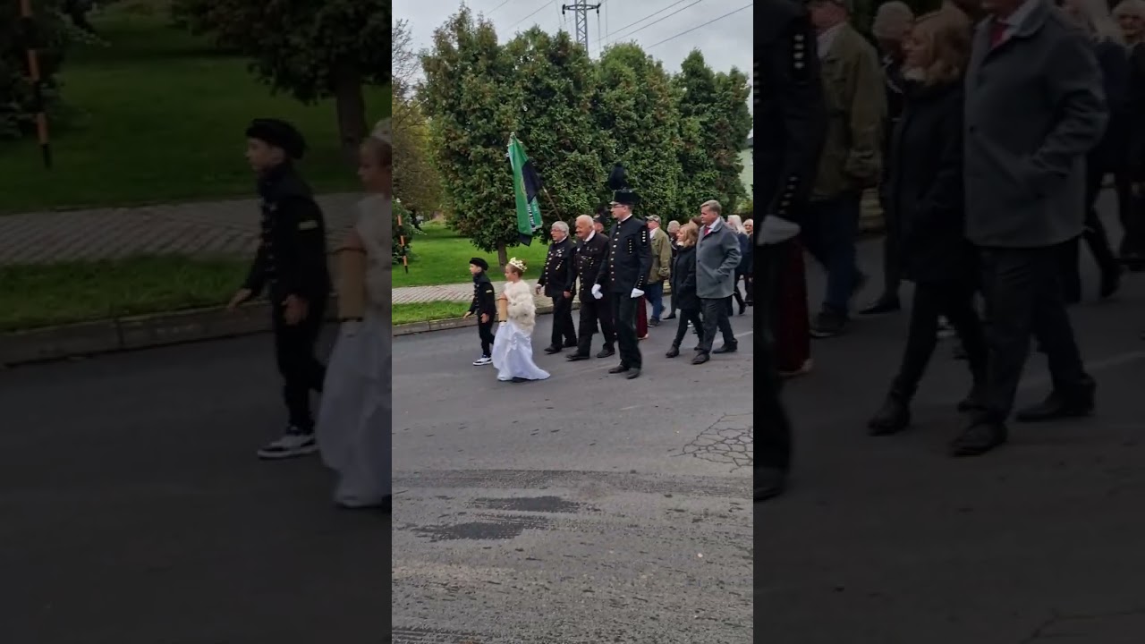 5.10.2024 Nové Sedlo, hornický průvod přichází ke KD