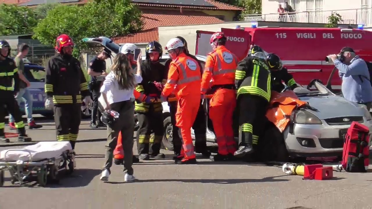 SIMULAZIONE INCIDENTE STRADALE | Mezzi di soccorso in emergenza