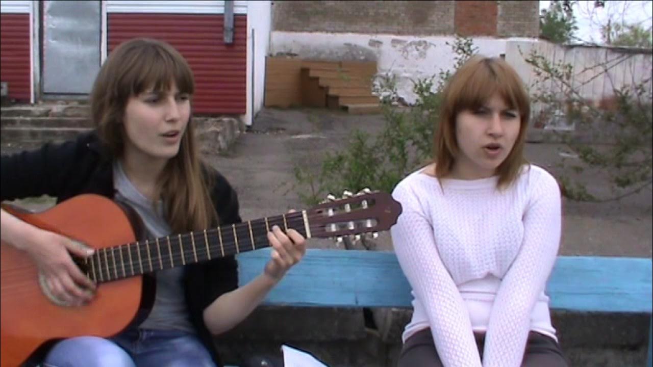 А у нас во дворе ноты для фортепиано. Фотосессия а у нас во дворе есть девчонка одна. Песня под гитару в опустевшем парке плачут тополя. Песня есть во дворе девчонка слушать. Дворовая девушка.