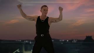 Madonna Do It (Take that up to the beat) with Daniel Craig Dancing Resimi