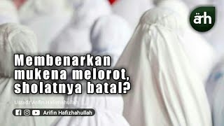 Membenarkan mukena melorot, sholatnya batal?