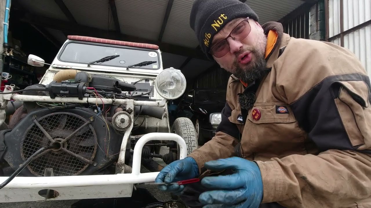 A simple 2CV Service. Goes wrong. What's up?