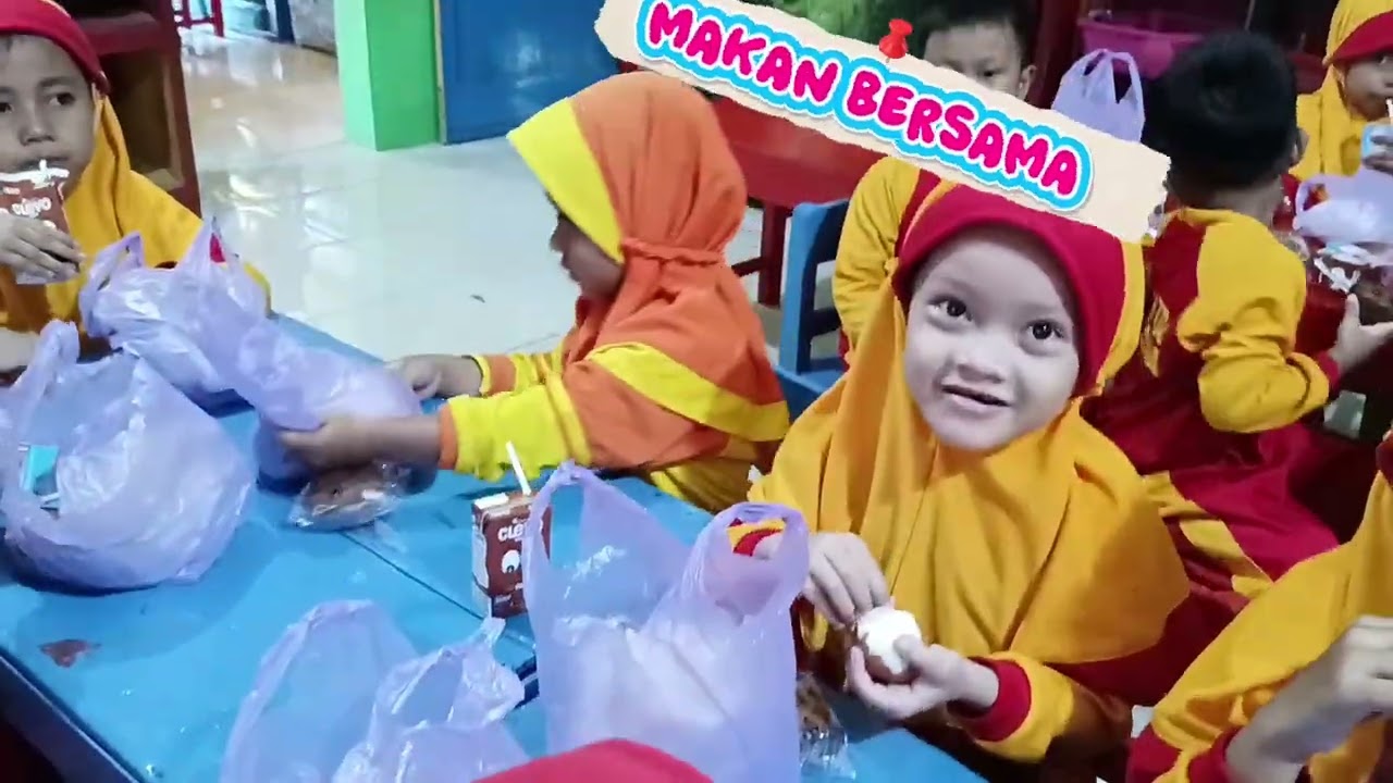 MAS ARVINZA DAN MAS ASKA ADHITAMA BERBAGI  MAKANAN DITK PUTRA DHARMA DESA SINUNGREJO 