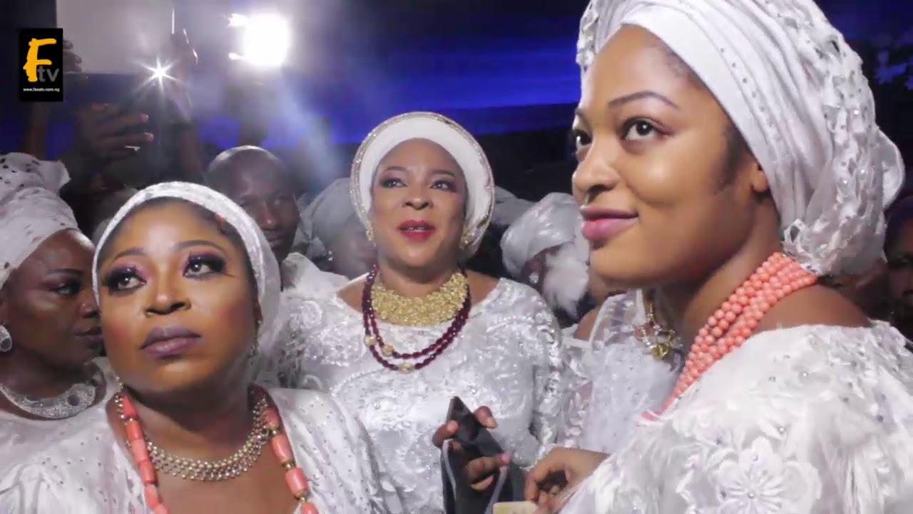 WATCH AS BEAUTIFUL OLORI OONI OF IFE DANCE HAPPILY WITH PRINCESS TOYIN KOLADE AS SHE FACILITATE odunlade adekola movies download