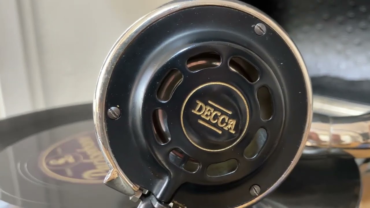 Dinah ( Joe Venuti’s Blue Four - 1934 ) Salon Decca 10 portable gramophone.