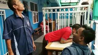 Bercanda dengan teman kerja
