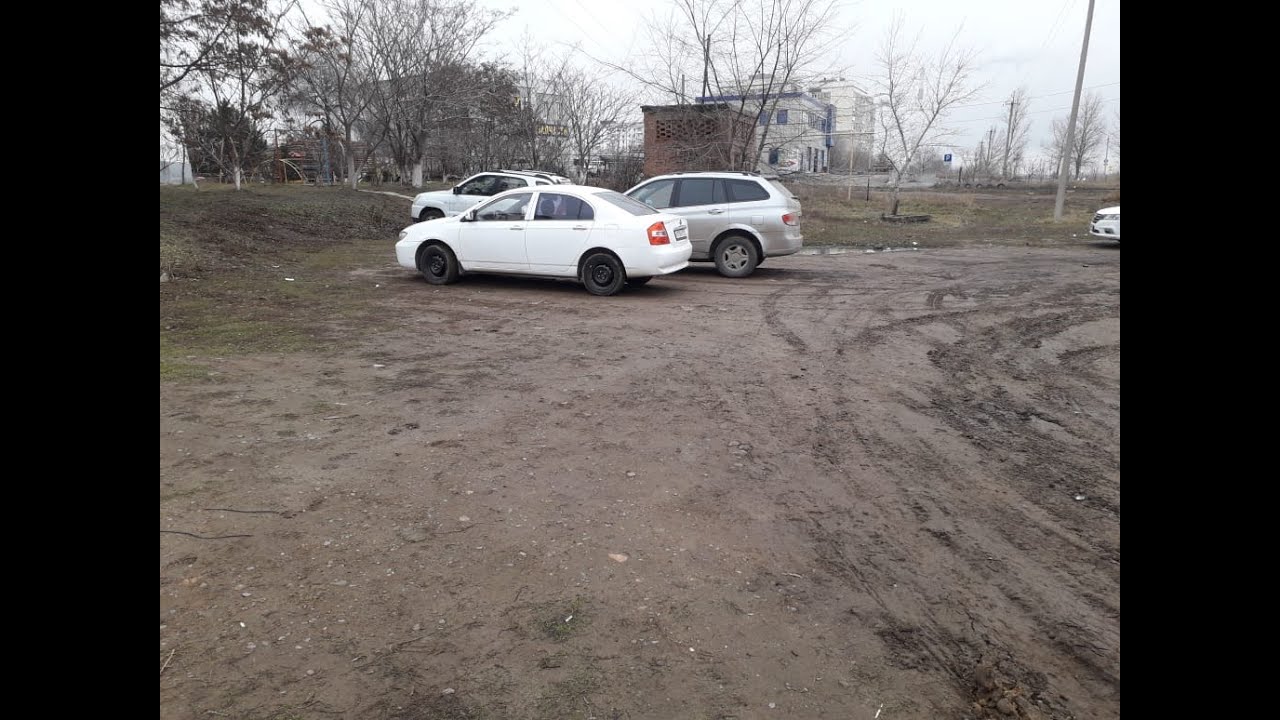 Парковка машины на газоне