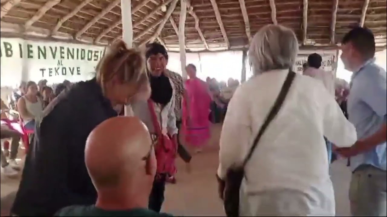 Una escuela que comparte danza autóctona y alegría con los visitantes
