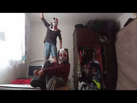 jugando lucha libre en la cama se descontaron a cisto