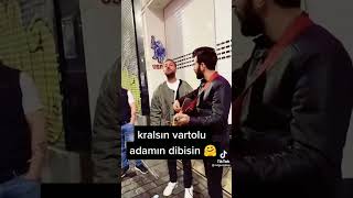 Vartolu Sadetdin Sokak şarkicilariyla türkü söylüyor