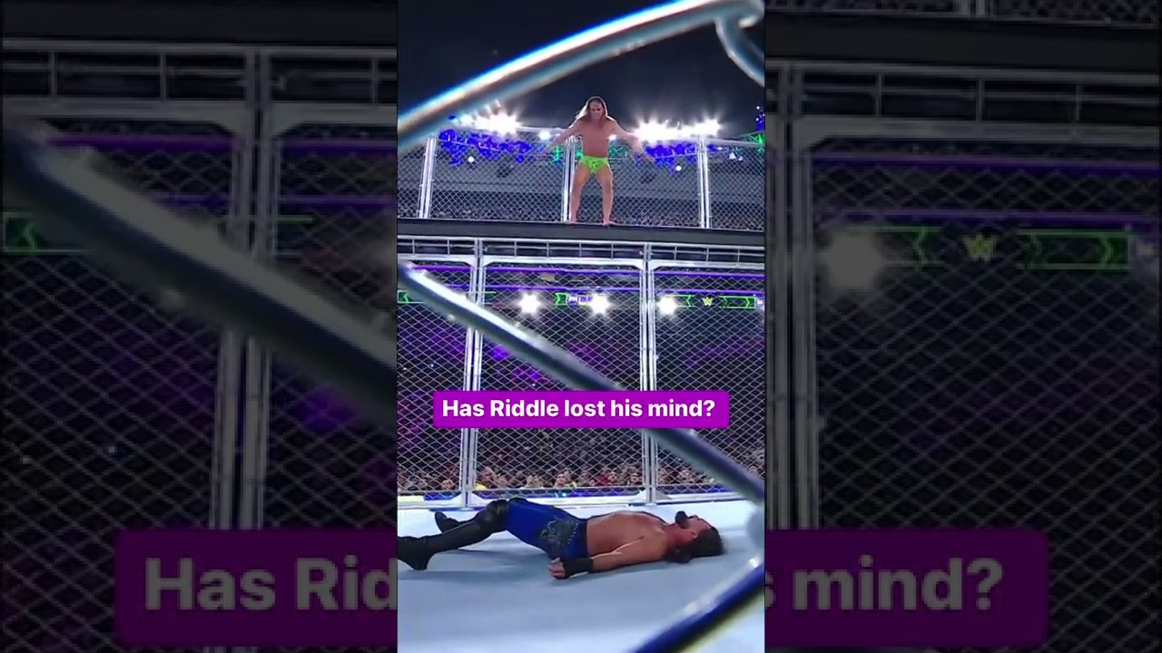 Мэтт Риддл прыгает с вершины бойцовской ямы на Сета Роллинса на Extreme Rules 2022