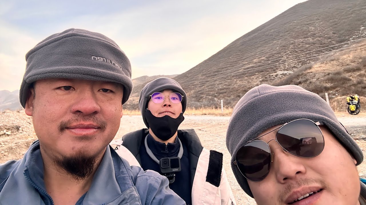 冬季骑行河北，路上遇见两只走丢的小羊，结束一天的疲惫晚上一个人走回深山里露营太黑吓坏了