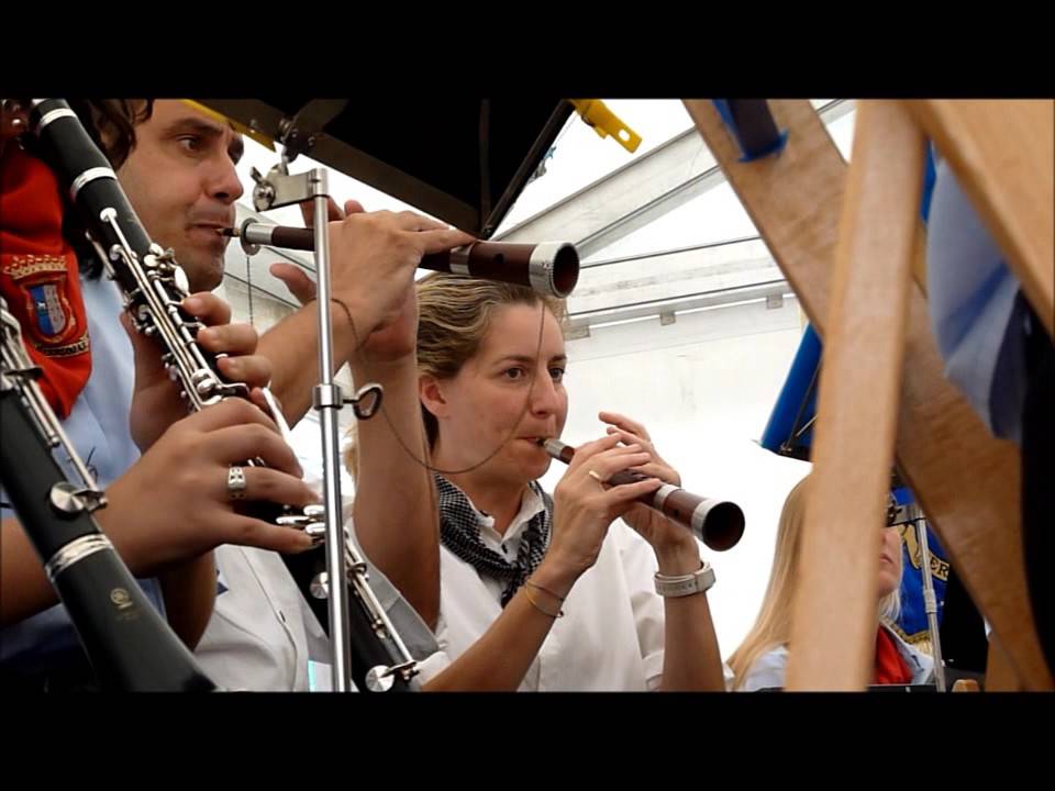 GAITEROS HAIZALDI CAMUFLADOS EN LA BANDA DE MÚSICA DOINUA DE BERRIOZAR.