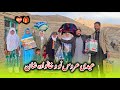 عیدی عروس نو و خانواده شان نشان دادن لباس عروس برای همه