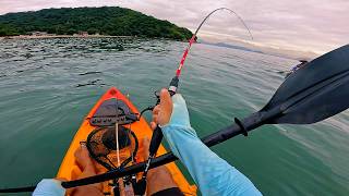 LEVEI meu PEIXE ASSADO pra PASSEAR!!! PESCARIA de CAIAQUE  no MAR INTERNO de GUARUJÁ!!!