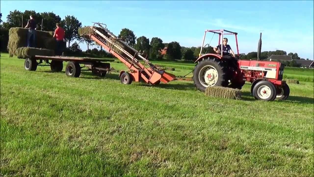 Loonbedrijf Holtrop aan het hooi laden met de International 633 en pakjes lader (HD1080)