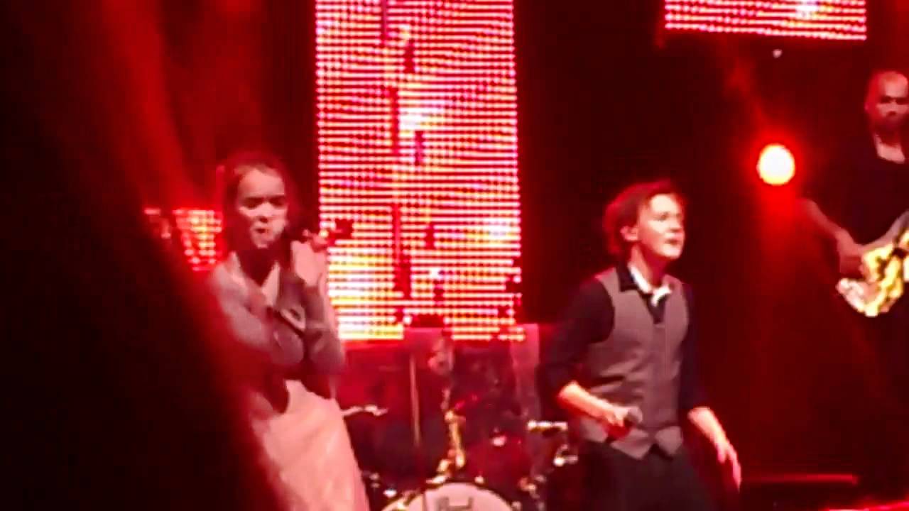 Malin, Torstein, Jørgen, Sval og Alexandra - Rockin' around the christmas tree