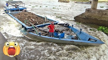 Xà lan động cơ mạnh mẽ vượt cống xem phê cả mắt