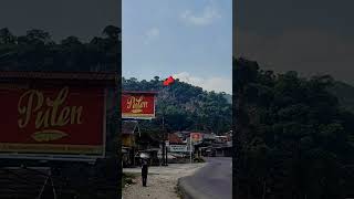 heboh di Jawa barat, pedang raksasa menancap di atas bukit hebohkan warga