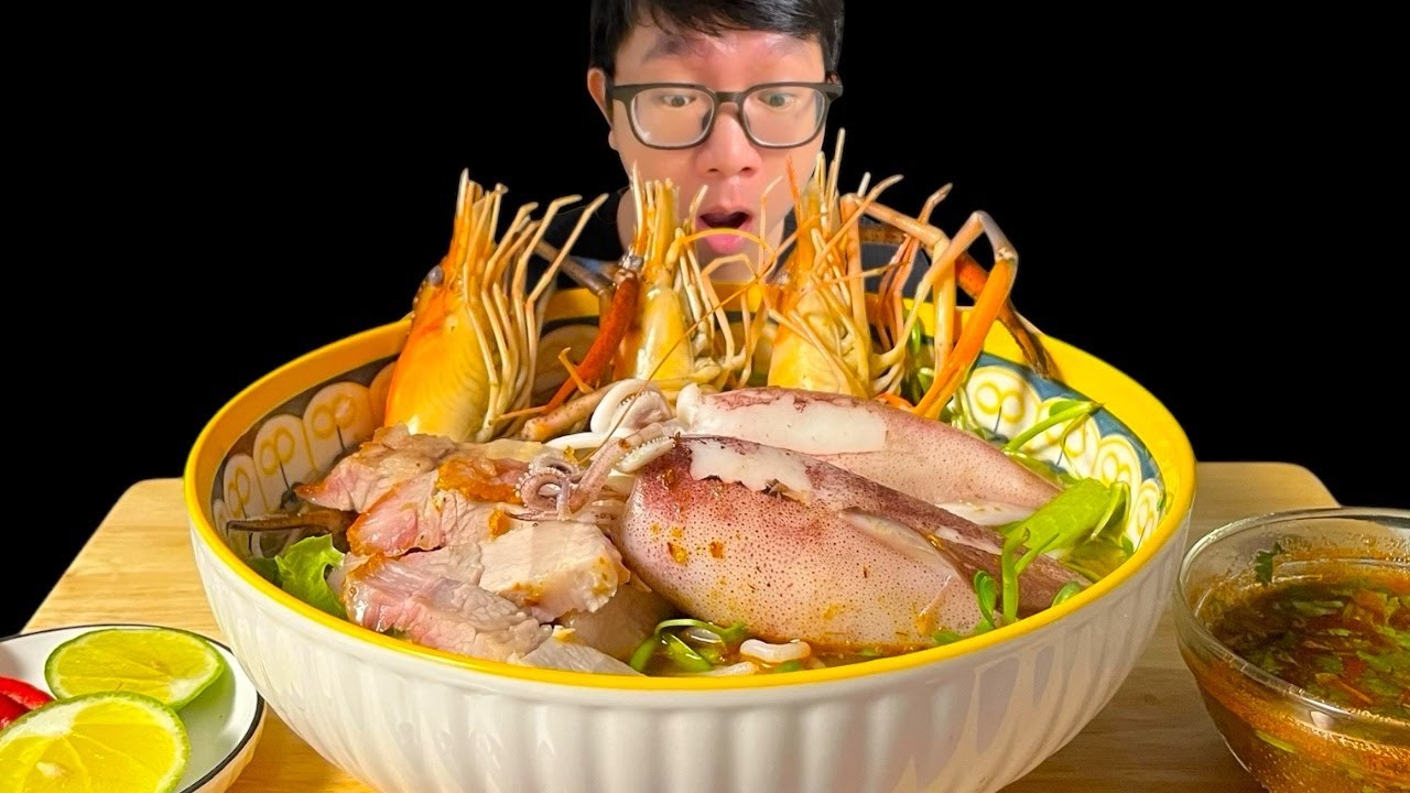 ASMR MUKBANG|BÚN MẮM – Bold Vietnamese Noodle Soup with Prawns, Squid & Crispy Pork!