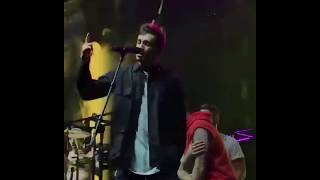 tyler joseph vibing to cut my lip for 21 seconds (haha)