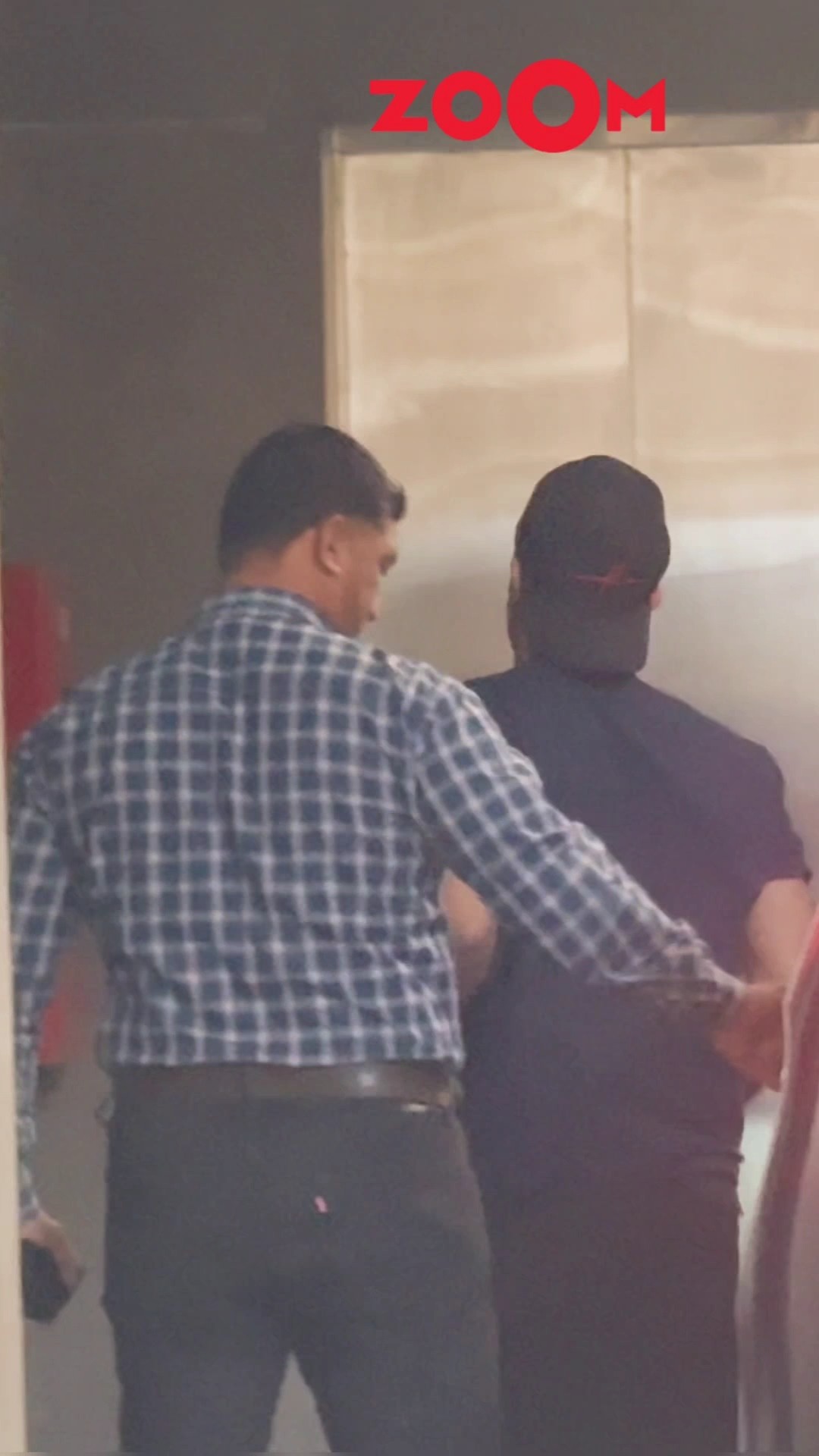 Ranbir Kapoor IGNORES paps; RUSHES inside the building ? #ranbirkapoor #shorts